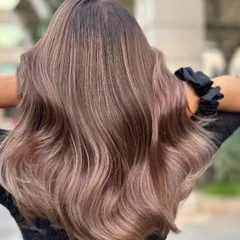 A perfect example of a modern, cool-toned balayage. I created these seamless, ashy highlights to add dimension and texture, resulting in a sophisticated and trendy look with beautiful, soft waves.