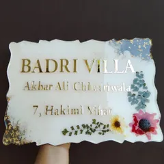 A close up shot of the nameplate, highlighting the clarity of the resin and the beautiful arrangement of the flowers.