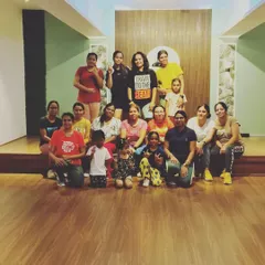 A happy group photo with my amazing class, including some of the little ones who sometimes join in the fun. It's a family atmosphere.