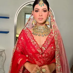 A full view of this regal bridal look. The statement necklace and matching tikka create a cohesive and royal aesthetic.