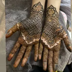 This is what I call 'dillwalimehendi'. A classic design with a checkered pattern on the palm, surrounded by delicate floral and paisley motifs.