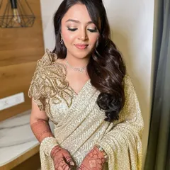 Mehek’s sangeet glam was a study in balance. We used golden tones and soft shimmer on the eyes to create a look that was luxe yet felt completely effortless and beautifully soft.