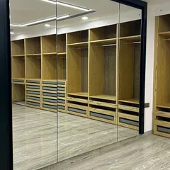 We used full-length mirrors as wardrobe doors in this walk-in closet. This not only provides a practical dressing solution but also visually doubles the size of the space, making it feel even more expansive.