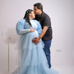 A tender forehead kiss is a classic expression of love and protection. We guide you into poses that feel natural and highlight your bond.