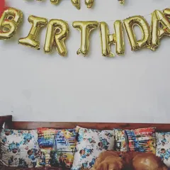 Even the birthday boy needs a little rest. After a lot of playing, Pablo took a break on the sofa, right under his birthday banner. It shows how comfortable and at home the dogs feel here.
