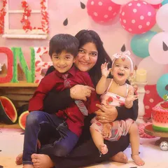 So much love in one photo! Mom and big brother cuddle with the birthday girl for a happy family portrait.