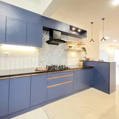 This deep blue kitchen features elegant rose gold handles for a touch of luxury. I used a combination of white subway tiles and patterned tiles for the backsplash to add visual interest and character.