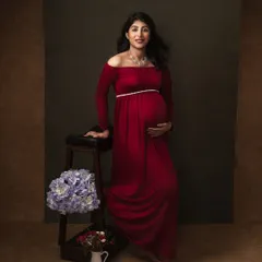 Dressed in a vibrant red, this mother-to-be radiates confidence and joy. My studio sessions provide a comfortable and elegant space to capture the full beauty of your pregnancy.