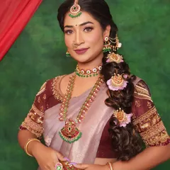Here you can see the full effect of the pastel Kemp stone set. I love how the matching ring and hair accessories complete this beautiful and cohesive Muhurtham look.