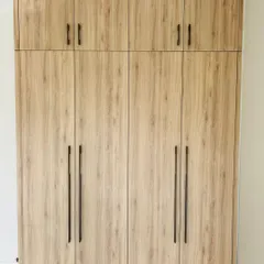 This floor-to-ceiling wardrobe is finished in a premium laminate with a realistic wood grain texture. It offers the timeless look of veneer with enhanced durability and ease of maintenance.