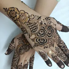 This is a beautiful example of an Arabic-fusion design, with bold floral work and delicate netting. The filled-in fingertips add a traditional touch to a modern style.