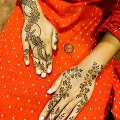 A very popular choice for bridesmaids or party guests. This simple design features a floral vine on the back of one hand and a different flowing pattern on the other.