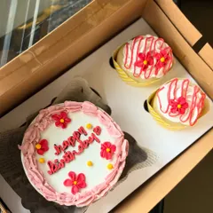A classic birthday gift box featuring a pretty pink bento cake with a "happy birthday" message and two matching cupcakes. I can customize the colors and floral designs to whatever you like.
