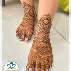 Don't forget the feet! This is an example of a full bridal leg mehendi, with detailed patterns and lotus motifs that beautifully complement the designs on the hands.