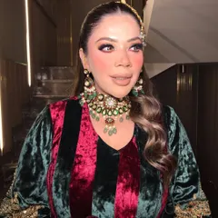 Another angle of this royal look, the passa catching the light beautifully.