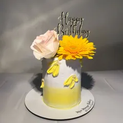 Sometimes, simple is the most beautiful. This birthday cake features a sunny yellow ombre effect with delicate buttercream petals and is topped with fresh flowers. It’s a perfect example of my elegant floral cake designs.