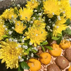 Introducing our festive sweet tray! Perfect for a Haldi ceremony or other wedding events, this tray combines bright yellow chrysanthemums with traditional Indian sweets like pedas and laddoos.