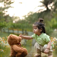 A tender moment between a little boy and his teddy bear. Outdoor settings provide a beautiful, natural canvas for these sweet, story-like photos.
