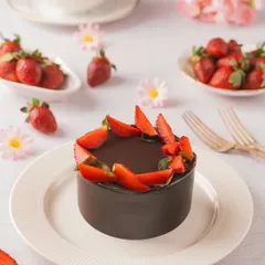Our No-Added Sugar Strawberry and Chocolate Bento Cake is a testament to guilt-free indulgence. We balance the richness of chocolate with the natural sweetness of fresh strawberries, creating a delicious and healthy treat.