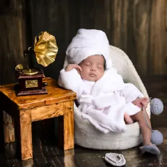 Even the tiniest clients have an old soul. For this newborn session, I used a vintage gramophone prop to create a timeless, peaceful portrait. My newborn shoots are always calm and comfortable, ensuring your baby is safe and relaxed while I capture these fleeting moments.