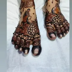 Another angle of the peacock feet design, showing the detail on the toes.