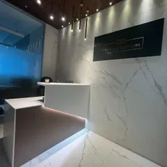 We designed the reception for an advocate’s office at BKC One to be a statement of modern professionalism. The space features dramatic white marble walls, a custom multi-level desk with integrated lighting, and sleek pendant lights that create a powerful first impression.