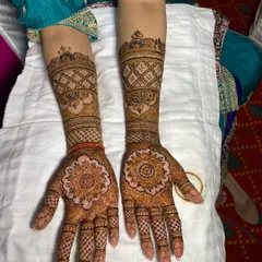 This Rajasthani design features a delicate mandala on the palm, with fine checkerboard (jaal) patterns on the fingers and intricate bands on the arms. It’s a classic and elegant choice for any occasion.