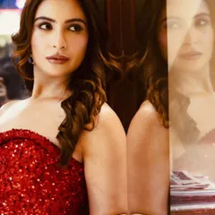 A closer look at the sculpted waves for Shweta Singh's red carpet appearance. The structure of the curls holds beautifully under the lights, ensuring she looks flawless in every photo.