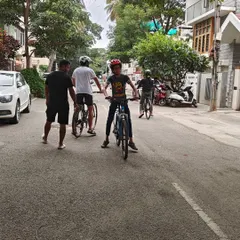 Getting started is the hardest part, and we are here to make it easy. An instructor holds the handlebars and talks a new rider through the initial feelings of balancing on two wheels. This personal attention is key to our adult cycling lessons.