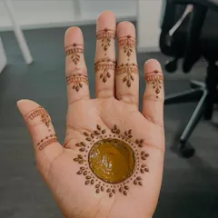 Even the simplest mandala can make a statement. Here, I've left the center filled with henna paste, surrounded by a sun-like border of leaves for a modern, bold look.