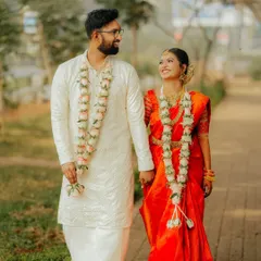 A joyful, candid walk shared by a South Indian couple right after their ceremony. I focus on capturing these unposed moments of pure happiness that truly reflect the vibe of your day.