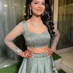 No filter needed for this stunner. This engagement look features a soft yet glamorous smokey eye with full lashes and a perfectly blended complexion that shines on its own.