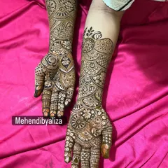 For the love of full, *bhara hua* hands! This design is packed with detail, using bold lines and delicate shading to create a stunning 3D effect that makes the pattern pop. Perfect for when you want your mehendi to make a statement.