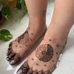A modern and minimalist take on bridal feet mehendi, with a beautiful dancing peacock as the centerpiece on each foot.