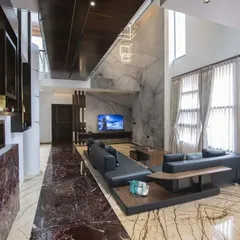 In this luxury residence, we used dramatic, book-matched marble to create a feature wall that serves as a monumental piece of art. The double-height space and carefully selected materials combine to create an atmosphere of sophisticated and modern opulence.