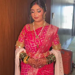 A full-length view of my Marathi bride Tejaswini on her special day. The vibrant pink saree, traditional jewelry, and green glass bangles are all key elements of this beautiful cultural look.