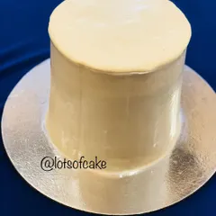This is a tall red velvet cake with a perfectly smooth cream cheese frosting finish. Achieving sharp edges is a key skill I teach in my frosting and design workshop.
