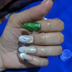 Here is a closer look at the finished mixed-art set. You can see the detail in the white swirls on the marble nail, the sparkle of the green glitter, and the clean lines of the abstract French tip.