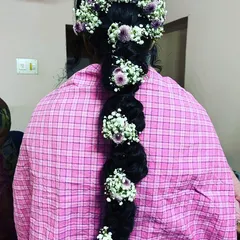 Learning to work with flowers is essential for bridal hairstyling. I teach you how to create intricate traditional braids and beautifully incorporate fresh flowers like jasmine and baby's breath for an authentic and elegant finish.