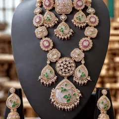 I adore unique pieces like this. This bridal set features exquisite white and green meenakari work, offering a fresh and elegant alternative to traditional colours for your wedding day.