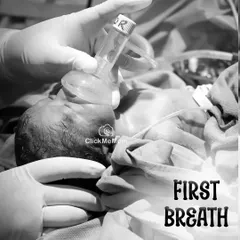 The first breath. A deeply moving photograph that captures the very beginning of life's journey, taken with sensitivity and care in the hospital.