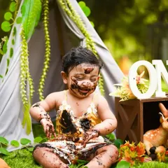 A jungle-themed cake smash full of chocolatey fun. I love seeing the pure delight on their faces when they realize the cake is all for them.