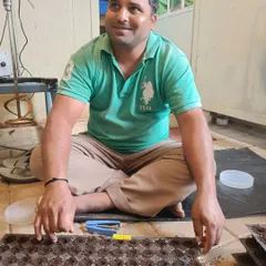 This is a typical scene during our workshops. We sit together to prepare nursery trays, a calm and focused activity where we share tips and have great conversations about growing.