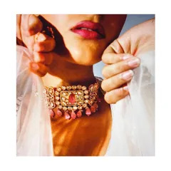 This image highlights a beautiful pink stone and polki choker. It's a perfect example of how adding a touch of color in the jewellery can tie an entire bridal look together.