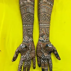 A gorgeous bridal design featuring heart-shaped peacock motifs on the palms. The arms are adorned with architectural patterns and delicate florals, creating a romantic and intricate look.