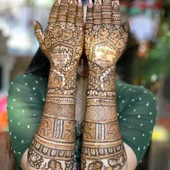 The back of the hands is just as important. This design shows how to incorporate the couple's names and wedding date into a beautiful, flowing pattern.