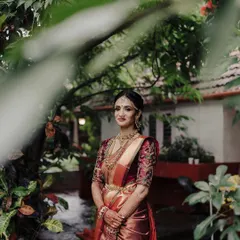 A bridal portrait is more than just a photo; it’s a story of grace and heritage. Here, I used the lush, natural surroundings to frame the bride, letting the soft light highlight the intricate details of her traditional attire and her serene elegance.