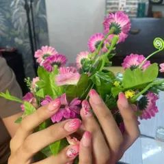 A lovely pink ombre set with delicate red floral stamping, also created by Pallavi. This demonstrates her versatility with different art techniques.
