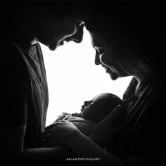 Another variation of the family silhouette, this time in black and white, creating a powerful and artistic family portrait.