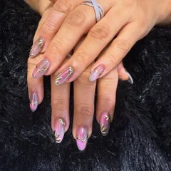 A beautiful and intricate design featuring a pink ombre base with delicate, swirling gold chrome accents. This look is both elegant and eye-catching.